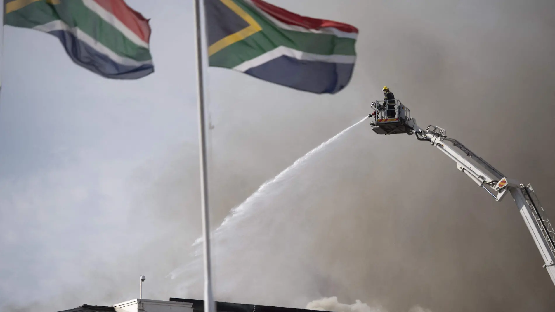 Incendio en Parlamento de Sudáfrica se reactiva